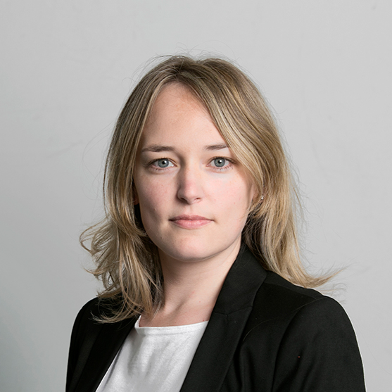 Das Bild zeigt eine blonde Frau mittleren Alters. Sie ist weiß, hat blaue Augen und trägt ihr schulterlanges glattes Haar offen. Sie schaut direkt in die Kamera. Sie trägt ein weißes T-shirt und einen schwarzen Blazer. Es handelt sich um Prof.'in Sabrina Eimler die im Transferhub arbeitet.